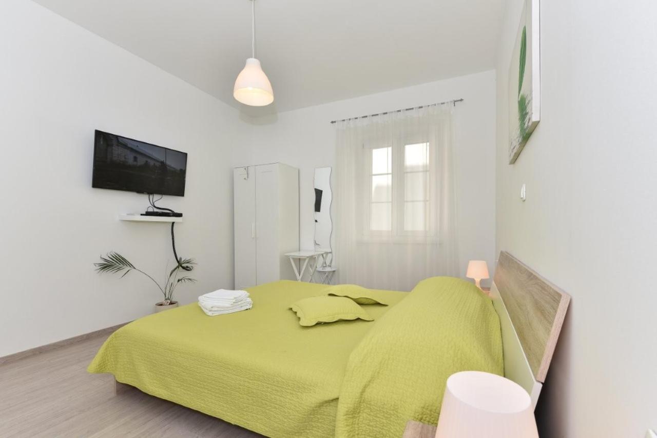 Rooms Old Town Zara Esterno foto