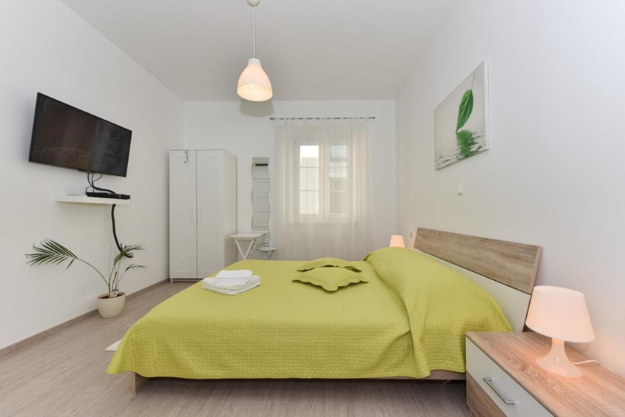 Rooms Old Town Zara Esterno foto