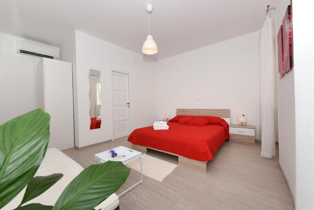 Rooms Old Town Zara Esterno foto